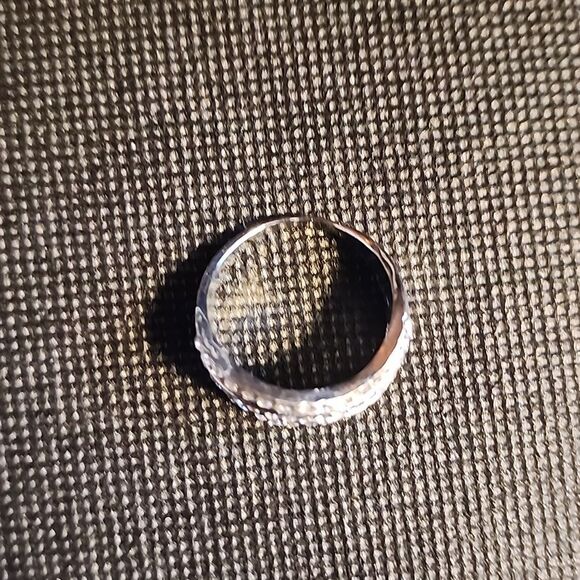 Elegant Silver Toned Band Ring With Faux Crystal Chips...size 8.5 - Picture 2 of 4